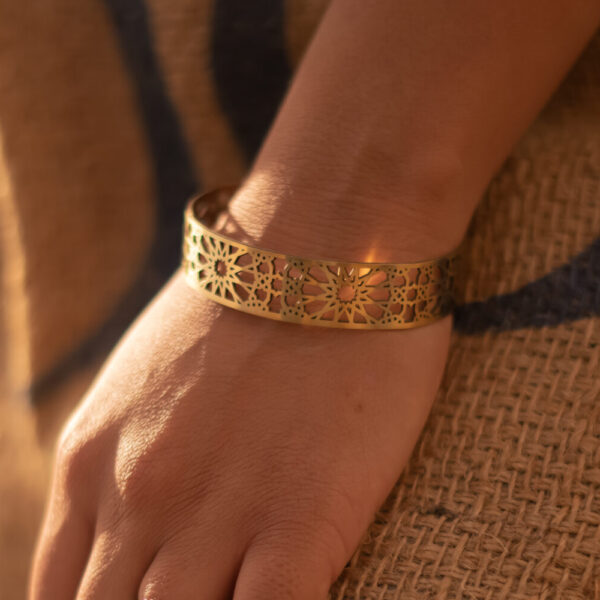 Manchette Yasmine – Dentelle dorée 24K, inspiration orientale