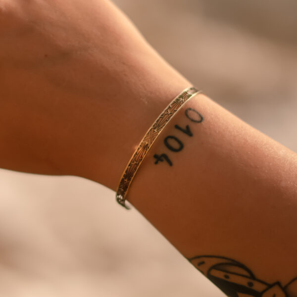 Manchette Assia – Bracelet doré à l’or 24K, dentelle graphique Art déco