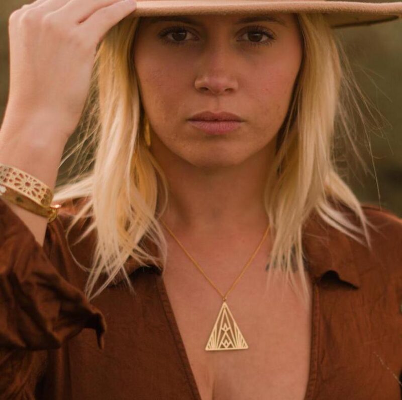 profil collier doré géométrique triangle Sofia