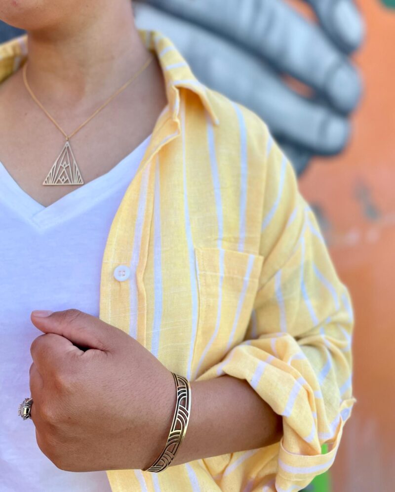 collier triangle doré porté – bijou Art déco femme Louzha