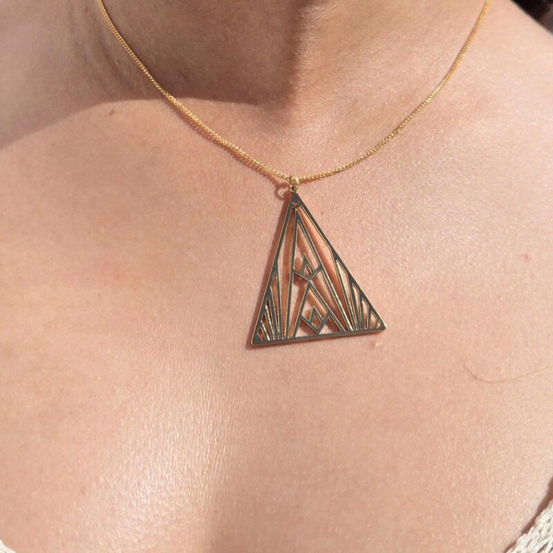 collier triangle doré porté – bijou Art déco femme Louzha