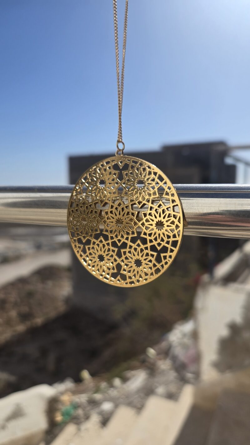 Collier Rania – Grand pendentif rond doré 24K, dentelle orientale – Image 7