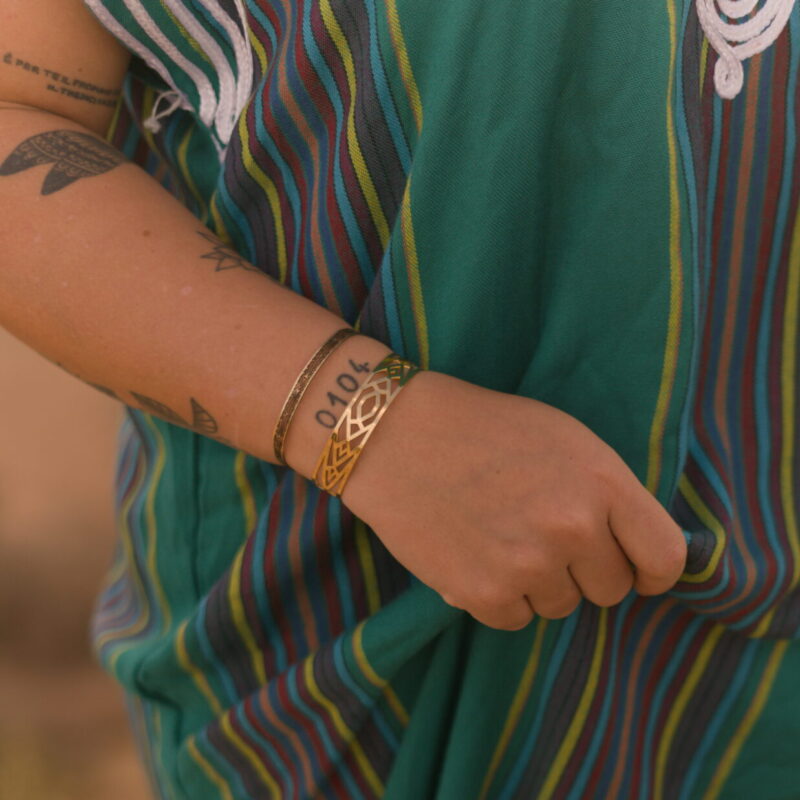 Manchette Assia – Bracelet doré à l’or 24K, dentelle graphique Art déco – Image 4