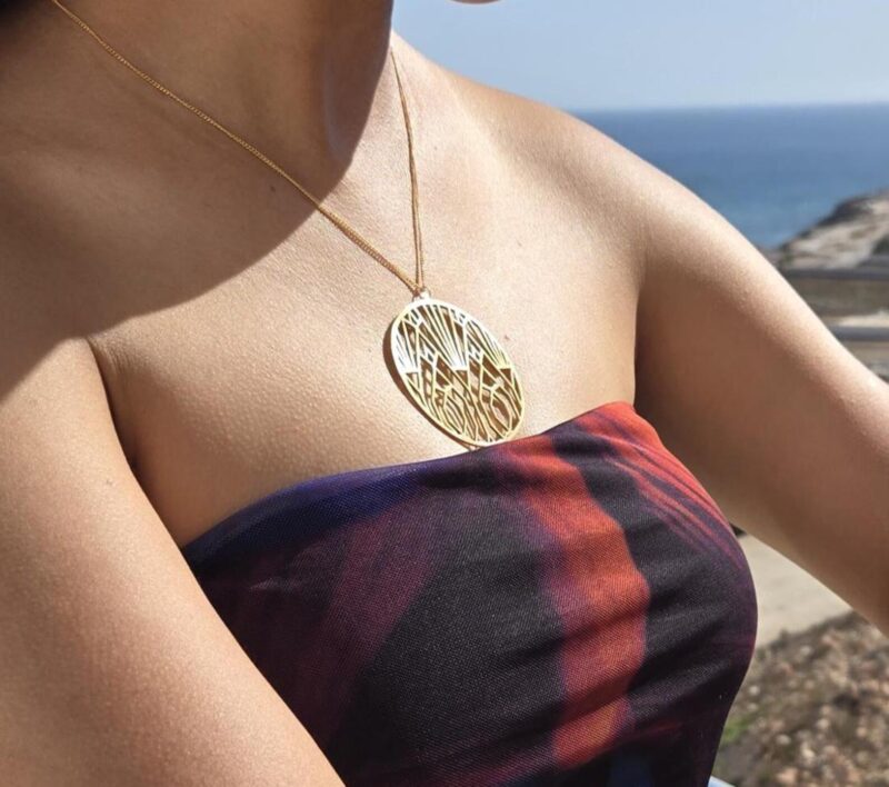 Collier Maria – Pendentif rond doré 24K, design graphique ajouré – Image 3