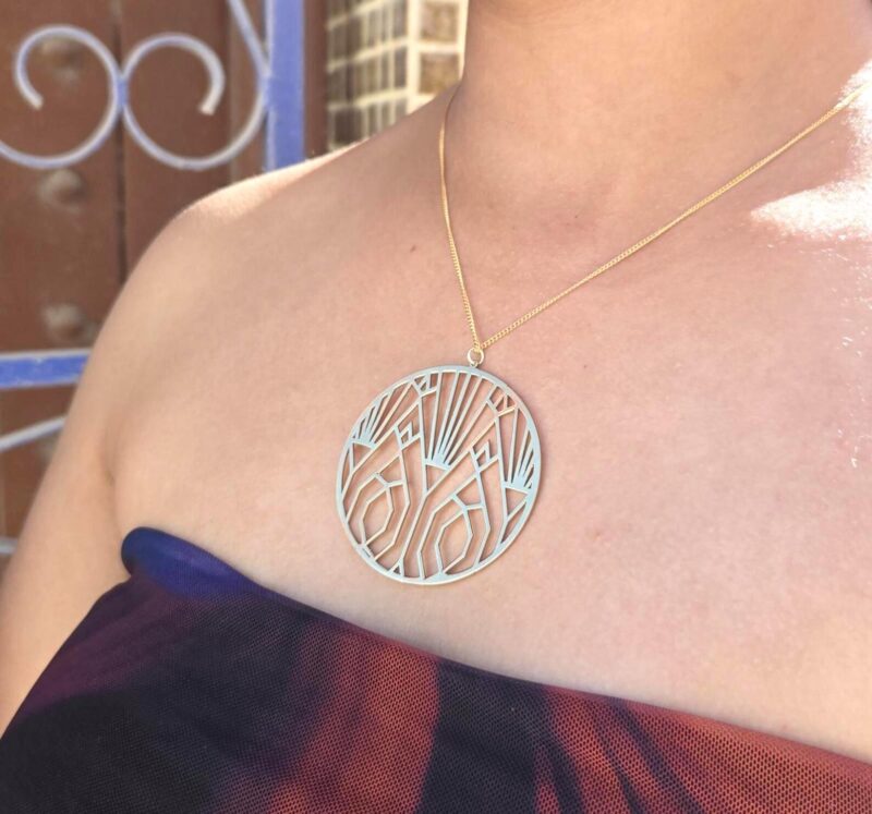 Collier Maria – Pendentif rond doré 24K, design graphique ajouré – Image 7