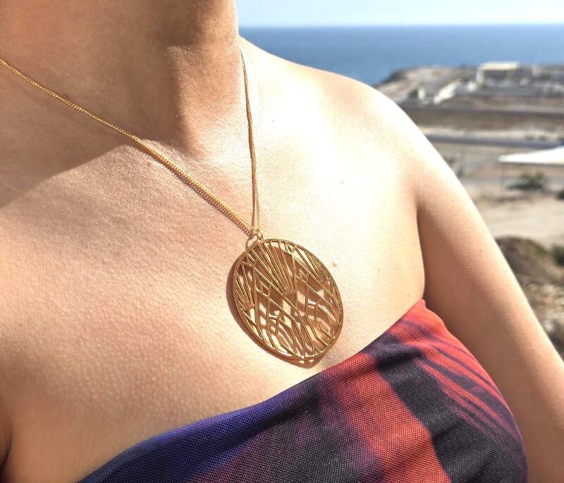 Collier Maria – Pendentif rond doré 24K, design graphique ajouré – Image 5