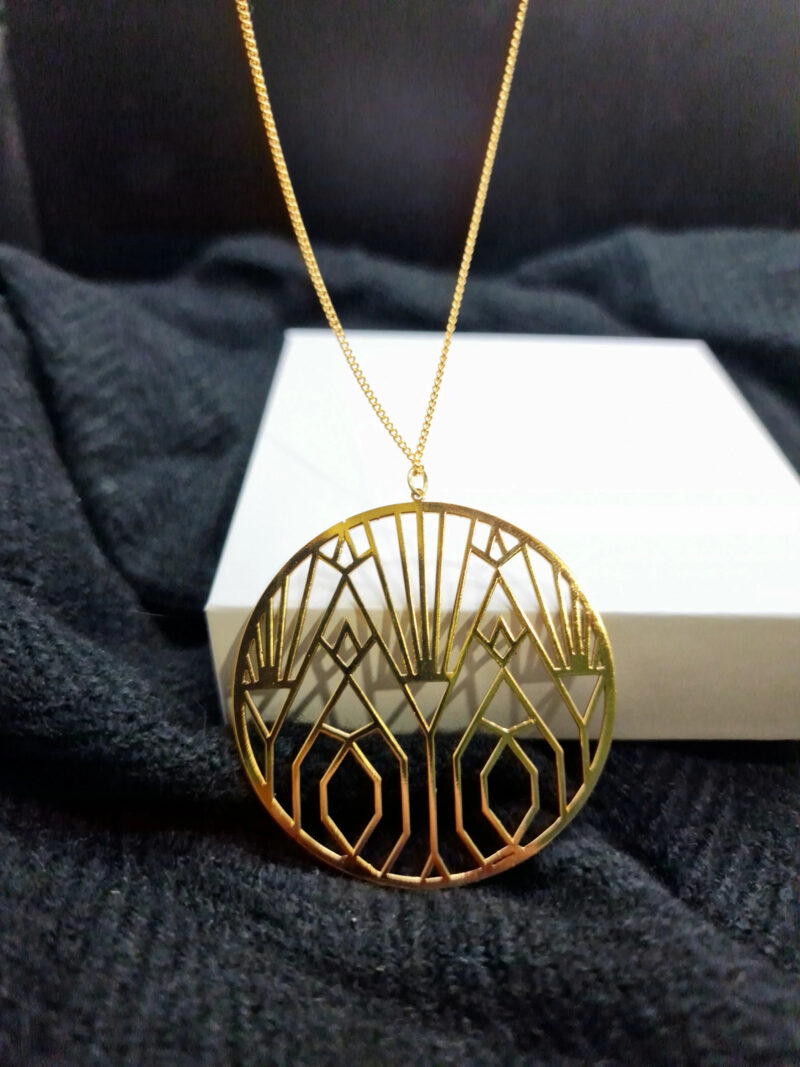 Collier Maria – Pendentif rond doré 24K, design graphique ajouré – Image 6