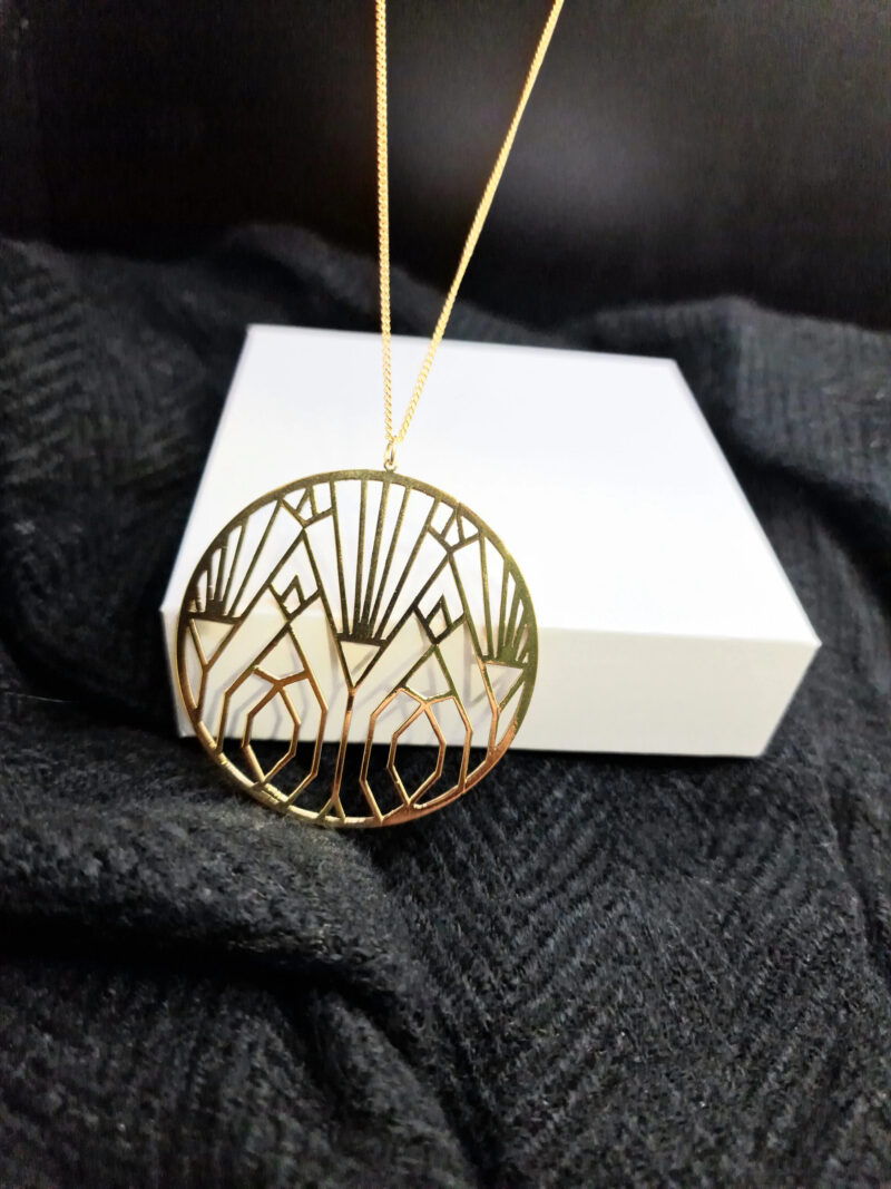 Collier Maria – Pendentif rond doré 24K, design graphique ajouré – Image 2