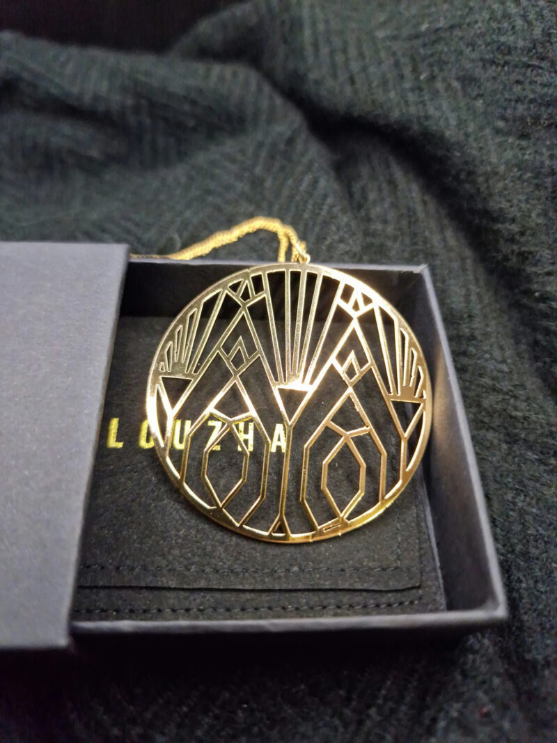 Collier Maria – Pendentif rond doré 24K, design graphique ajouré – Image 4