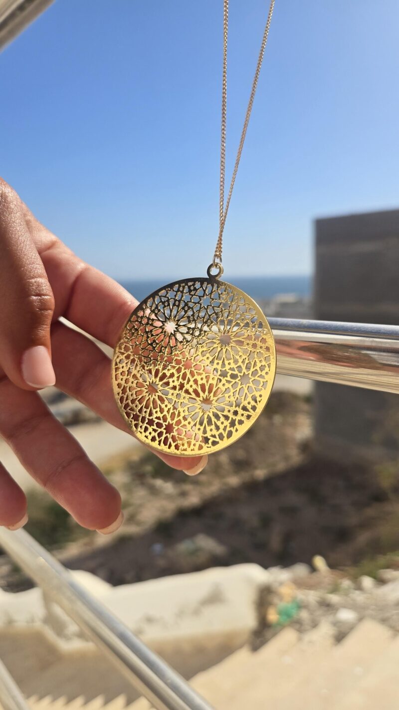 Collier Imène – Grand pendentif rond ajouré doré 24K, arabesques orientales – Image 3