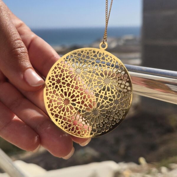 Collier Imène – Grand pendentif rond ajouré doré 24K, arabesques orientales