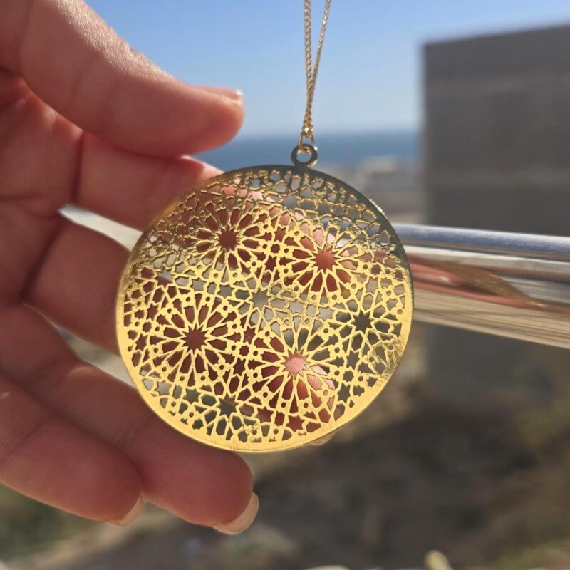 Collier Imène – Grand pendentif rond ajouré doré 24K, arabesques orientales – Image 5