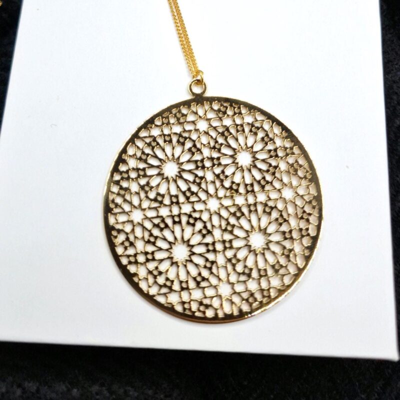Collier Imène – Grand pendentif rond ajouré doré 24K, arabesques orientales – Image 6