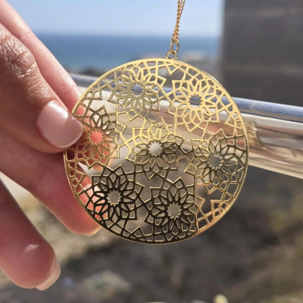 Collier Rania – Grand pendentif rond doré 24K, dentelle orientale