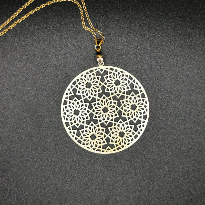 Collier Rania – Grand pendentif rond doré 24K, dentelle orientale – Image 2