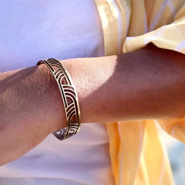 manchette Linda dorée 24 carats – bracelet ajouré géométrique 15 mm