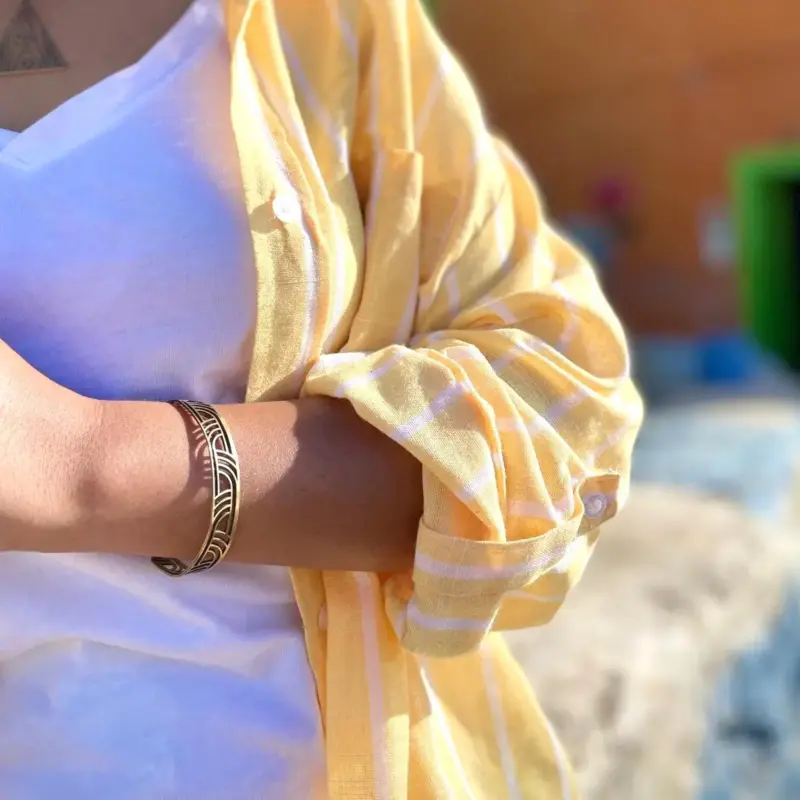 manchette dorée 24k portée au poignet – modèle Linda