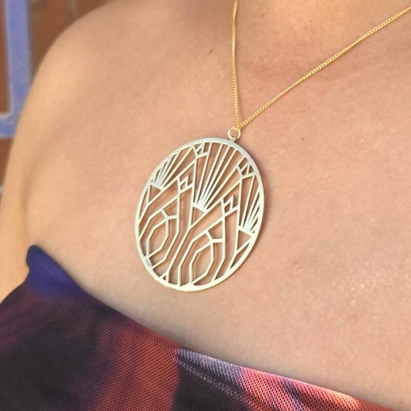 Collier Maria – Pendentif rond doré 24K, design graphique ajouré