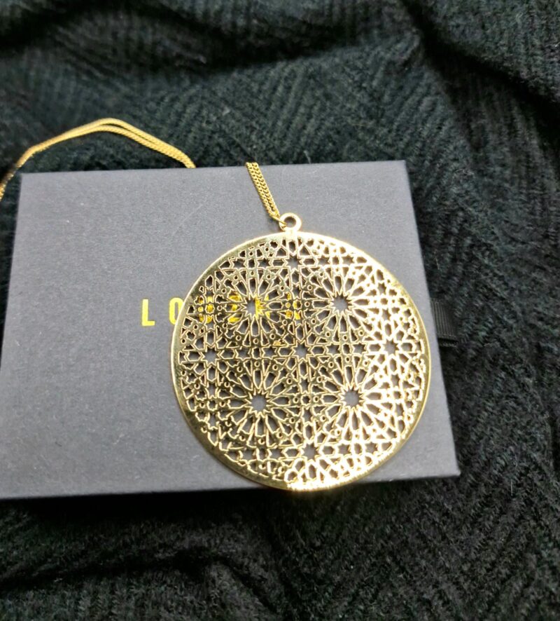 Collier Imène – Grand pendentif rond ajouré doré 24K, arabesques orientales – Image 4