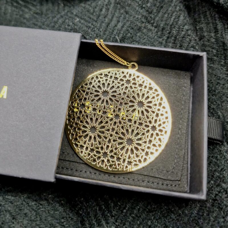Collier Imène – Grand pendentif rond ajouré doré 24K, arabesques orientales – Image 2