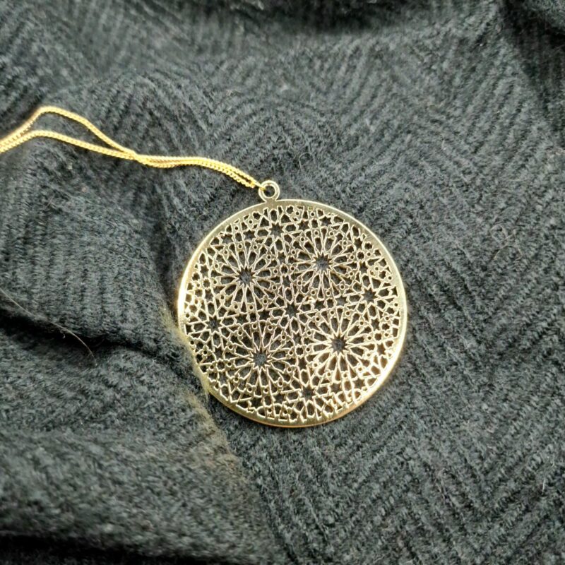 Collier Imène – Grand pendentif rond ajouré doré 24K, arabesques orientales – Image 8